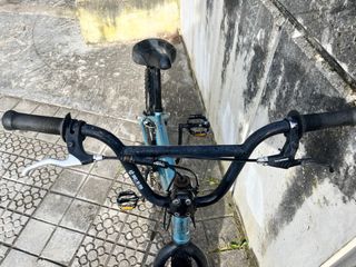 Bicicleta BMX azul marca BIZIPUNTO