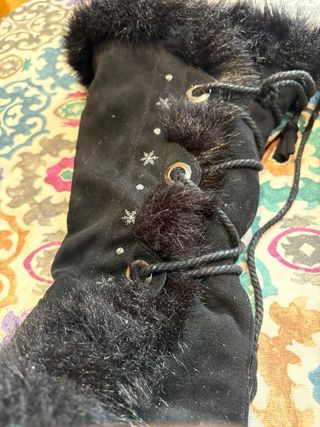 Botas altas negras con cordones y pelo