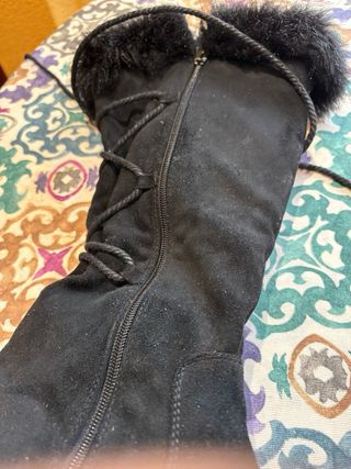 Botas altas negras con cordones y pelo