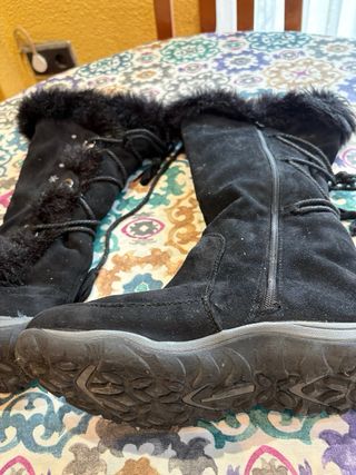 Botas altas negras con cordones y pelo