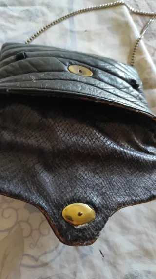 Borsetta nera con tracolla a catena