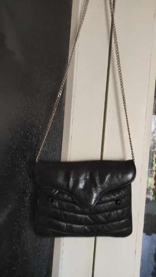 Borsetta nera con tracolla a catena