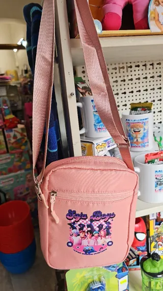 Borsa a tracolla rosa con stampa K-Pop huntrix