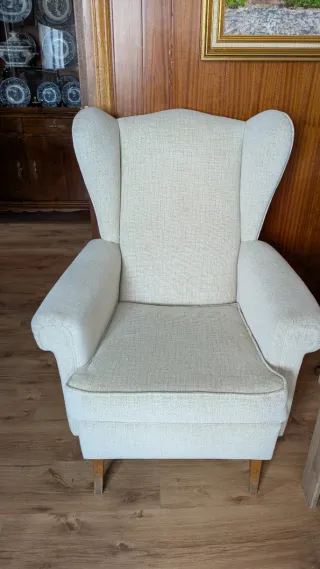 Sillón orejero beige tapizado