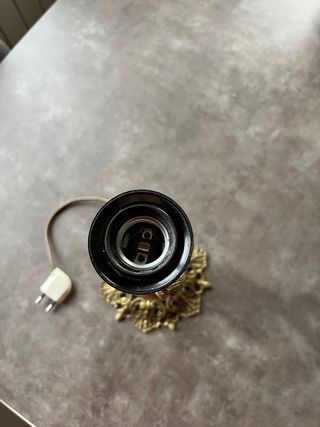 Lámpara de mesa bronce con figura de querubín