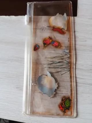 Estuche antiguo con dibujos de pingüinos