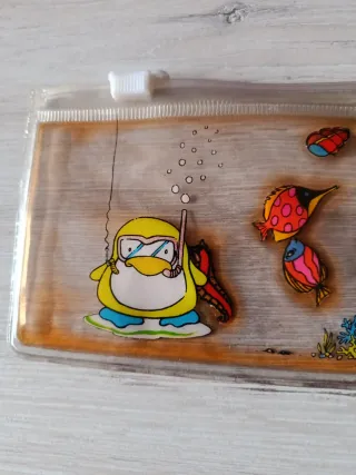 Estuche antiguo con dibujos de pingüinos