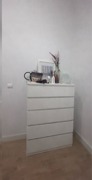 Cajonera blanca de madera y plástico