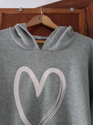 Sudadera gris con corazón blanco