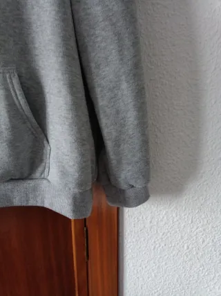 Sudadera gris con corazón blanco