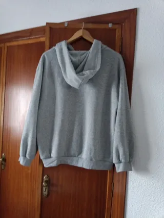 Sudadera gris con corazón blanco