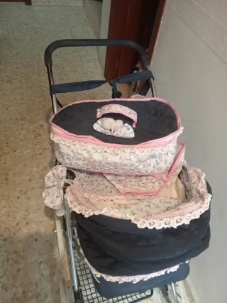 Carrito de muñecas reborn con neceser