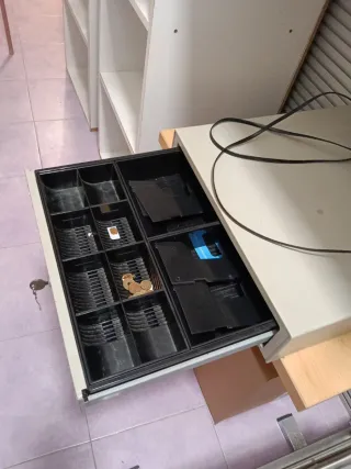 Cajón portamonedas con enchufe para impresora