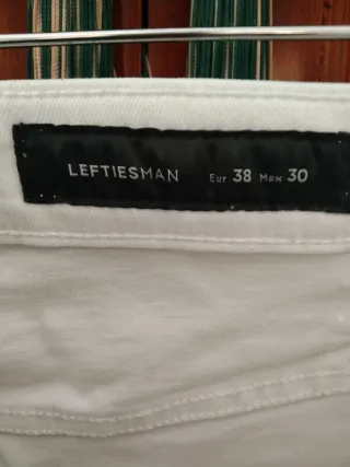 Vaqueros cortos blancos rasgados LETTIESHAN