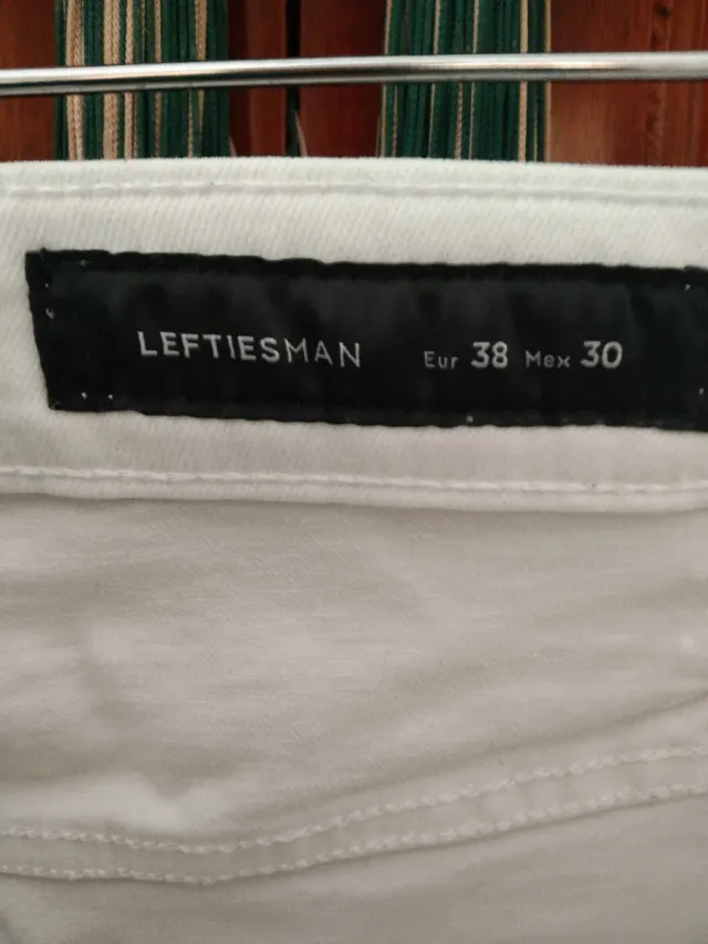 Vaqueros cortos blancos rasgados LETTIESHAN