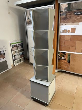 Revistero giratorio gris