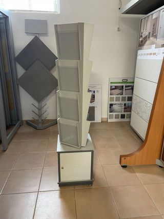 Revistero giratorio gris