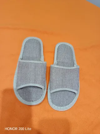 Pantuflas de tela beige y gris