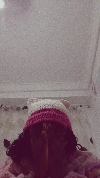 Gorro tejido de crochet con orejas
