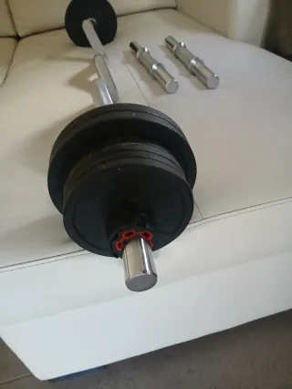 Barra Z con discos y mancuernas