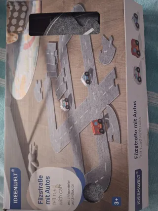 Circuito de carretera de fieltro con coches