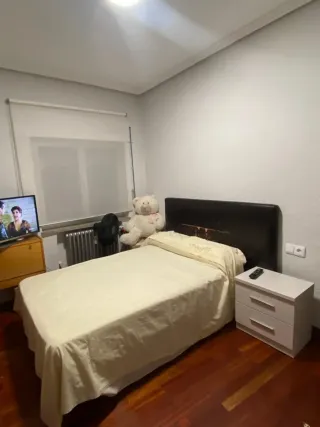 SE ALQUILA HABITACIÓN