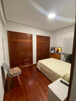 SE ALQUILA HABITACIÓN