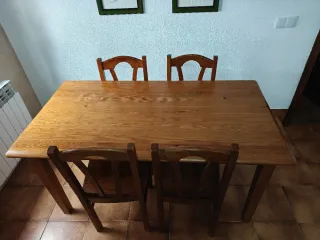 Conjunto de comedor de madera con 4 sillas