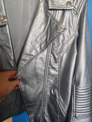 Chaqueta plateada efecto piel Talla L