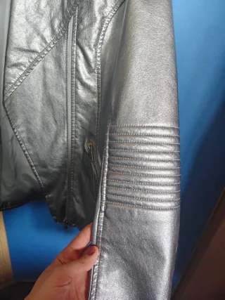 Chaqueta plateada efecto piel Talla L