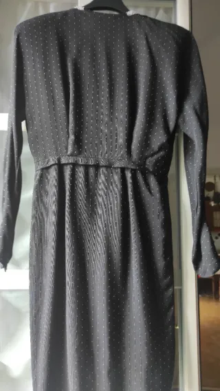 Abito nero con pois bianchi