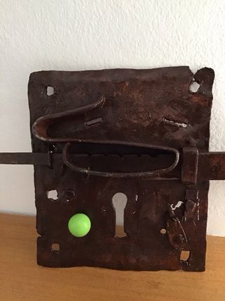 Antigua cerradura de hierro