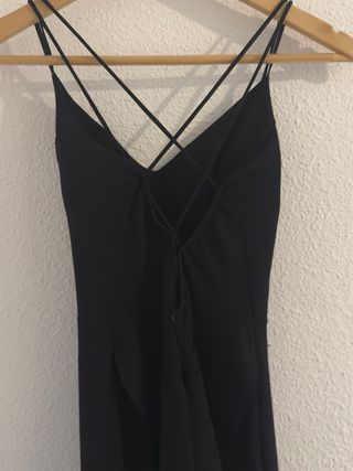 Vestido fiesta negro cola volantes