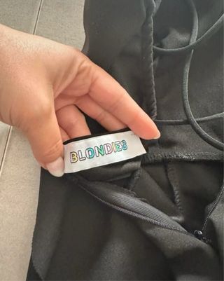 Vestido fiesta negro cola volantes