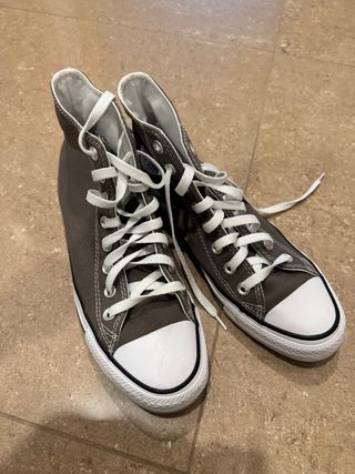Converse grises y blancas