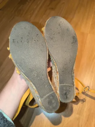 Sandalias cuña amarillas