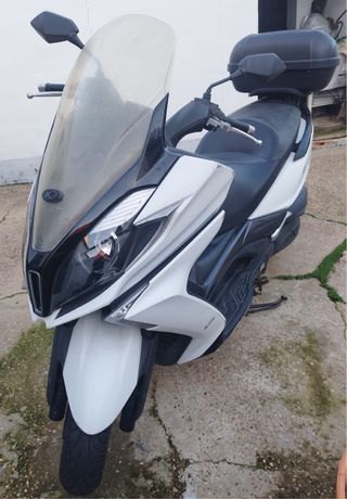 Maxi Scooter Blanca y Negra