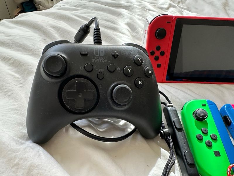 Nintendo Switch + 2 Joy-Cons + Mando afbeelding 2