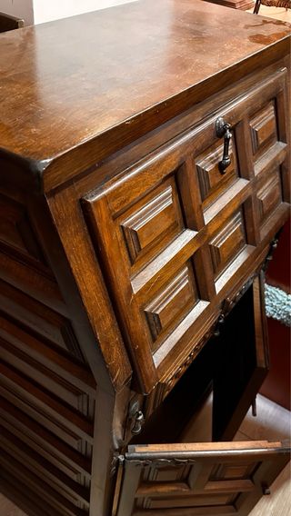 Mueble de madera con cajones y puertas