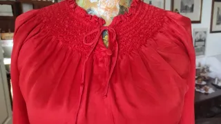 Camicia rossa con rouches