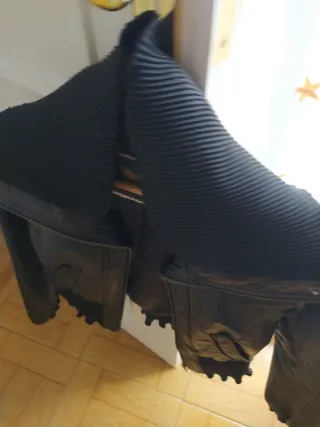 Cazadora de piel negra