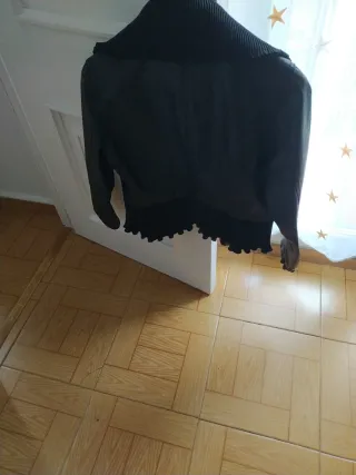 Cazadora de piel negra