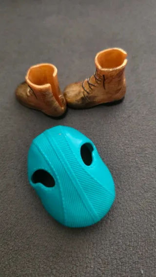 Botas y gorra Claw Wolf Monster High