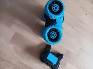 Coche teledirigido azul con mando