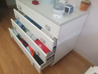 Cómoda infantil blanca y gris