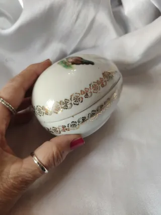 Scatola porcellana a forma di uovo