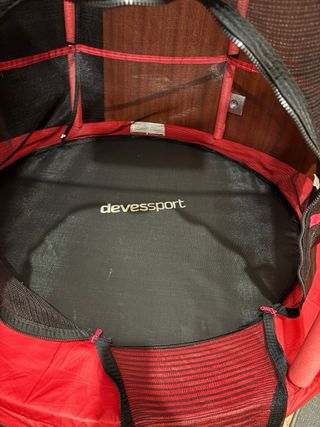 Cama elástica infantil con red de seguridad.