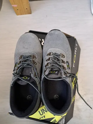 Zapatos de seguridad grises y negros