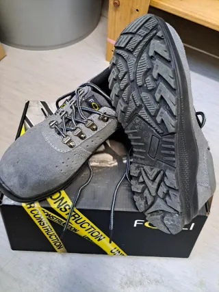 Zapatos de seguridad grises y negros