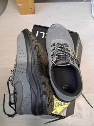 Zapatos de seguridad grises y negros